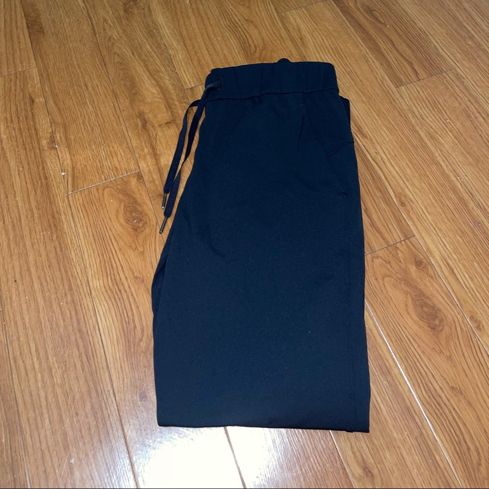 Lululemon on the fly 7/8 pant size 6
